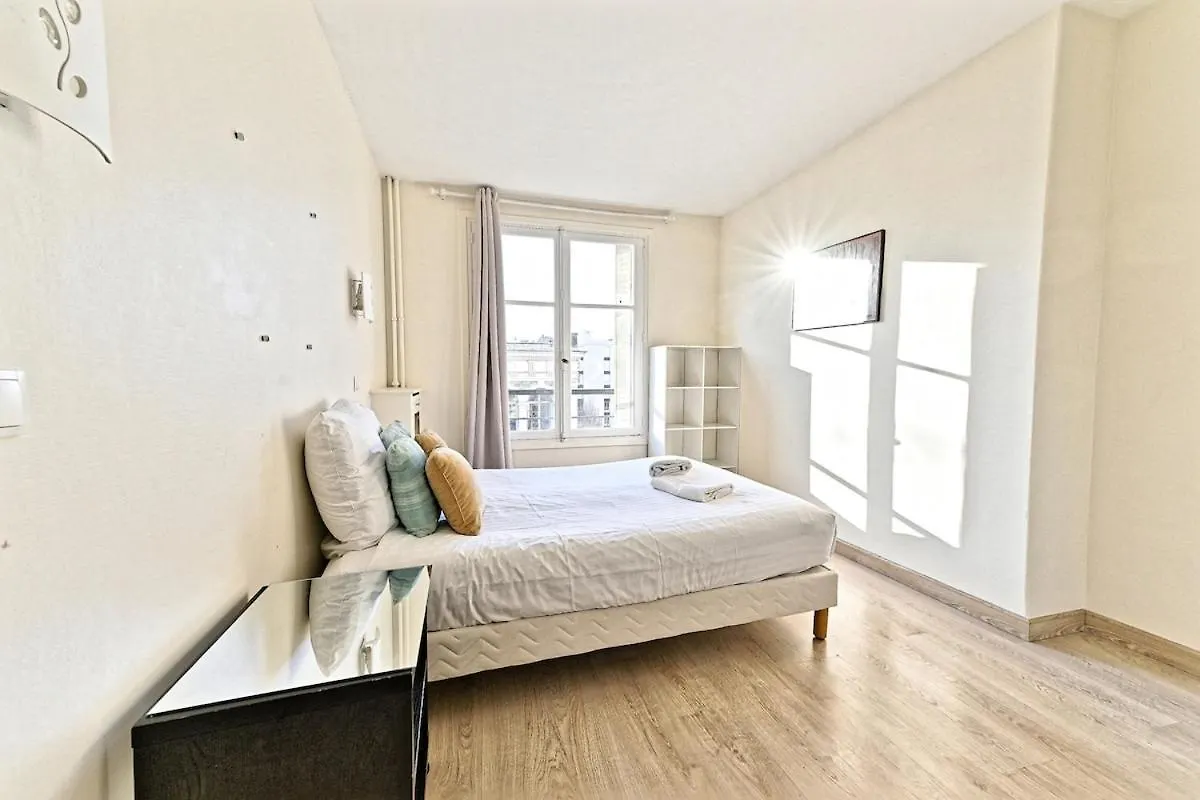 Appartement Central Avenue Du Maine - III Paris Apartment